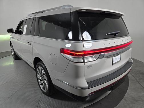 Pearl Metallic 2023 Lincoln Navigator L Reserve