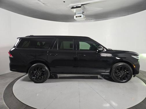 Infinite Black Metallic 2026 Lincoln Navigator L Reserve