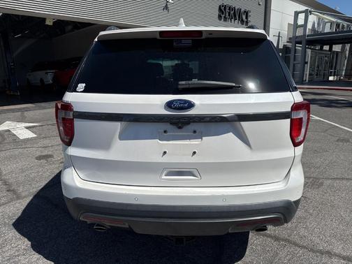 White Platinum Tri-Coat Metallic 2017 Ford Explorer XLT