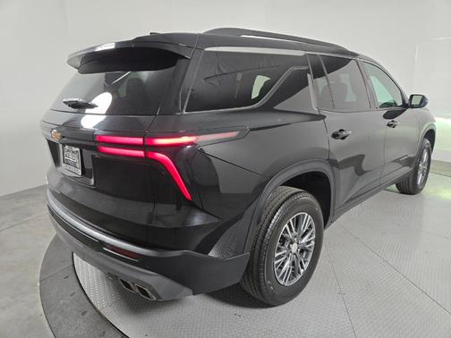 Mosaic Black Metallic 2025 Chevrolet Traverse LT