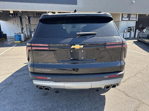 Mosaic Black Metallic 2025 Chevrolet Traverse LT