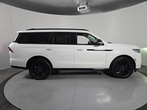 White Metallic 2026 Lincoln Navigator Reserve