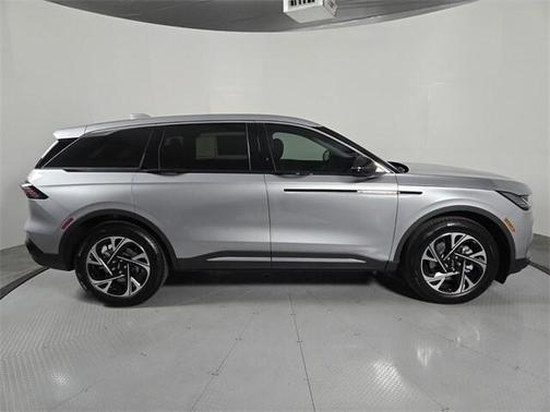 Silver Radiance Metallic 2026 Lincoln Nautilus Premiere