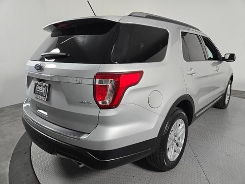 Ingot Silver Metallic 2018 Ford Explorer XLT