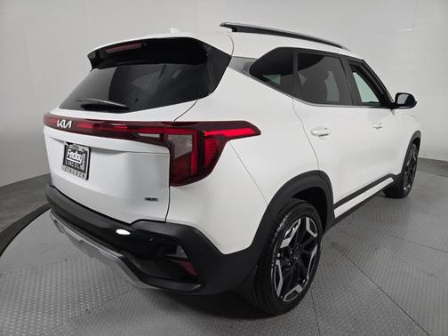 Snow White Pearl 2024 Kia Seltos SX
