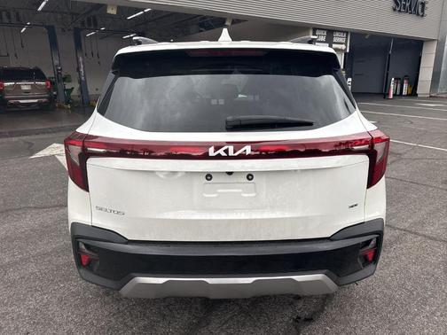 Snow White Pearl 2024 Kia Seltos SX