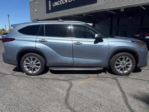 Moon Dust 2022 Toyota Highlander Limited