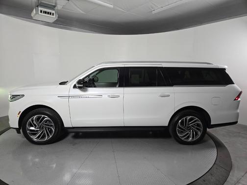 White Metallic 2026 Lincoln Navigator L Premiere