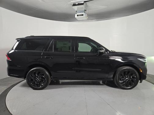 Infinite Black Metallic 2026 Lincoln Navigator Reserve