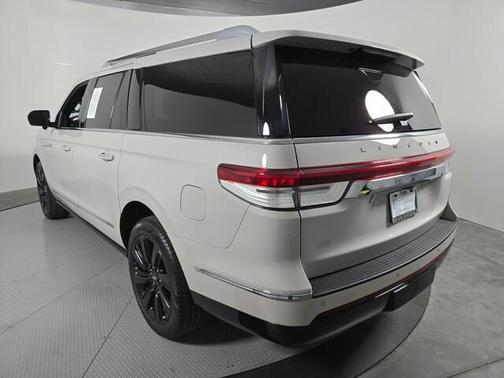 Ceramic Pearl Metallic 2024 Lincoln Navigator L Reserve