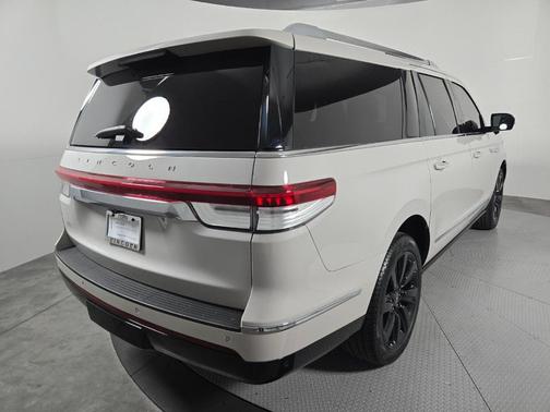 Ceramic Pearl Metallic 2024 Lincoln Navigator L Reserve