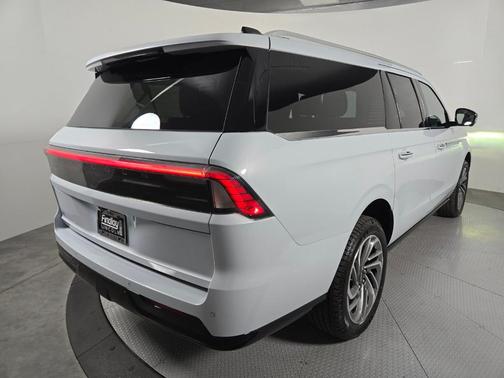 Crystal White Metallic 2026 Lincoln Navigator L Reserve