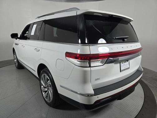 White Metallic 2023 Lincoln Navigator Reserve