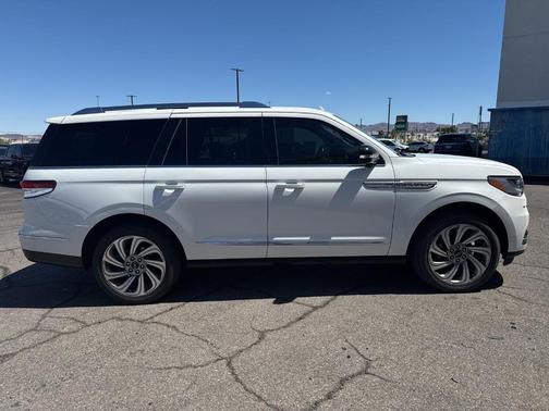 White Metallic 2023 Lincoln Navigator Reserve