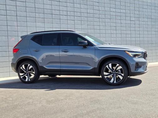 Thunder Gray Metallic 2023 Volvo XC40 B5 Ultimate Dark Theme