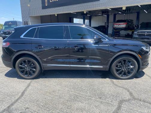 Infinite Black Metallic 2022 Lincoln Nautilus Reserve