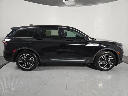 Infinite Black Metallic 2026 Lincoln Nautilus Premiere