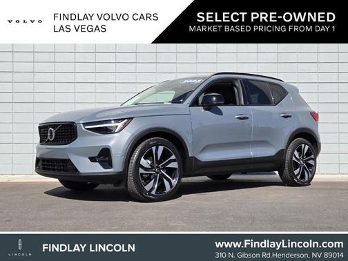 2023 Volvo XC40 B5 Ultimate Dark Theme