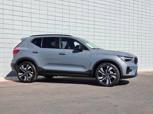 2023 Volvo XC40 B5 Ultimate Dark Theme