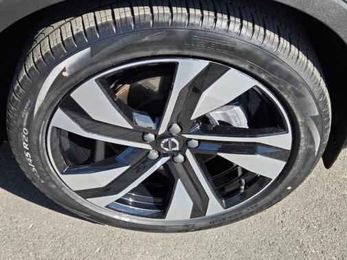 2023 Volvo XC40 B5 Ultimate Dark Theme