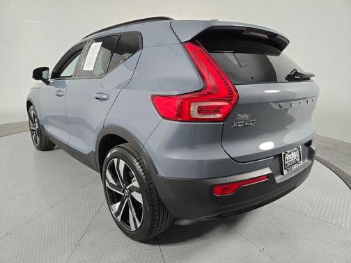 Thunder Gray Metallic 2023 Volvo XC40 B5 Ultimate Dark Theme