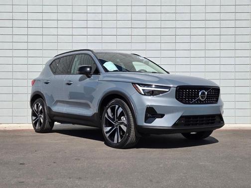 2023 Volvo XC40 B5 Ultimate Dark Theme