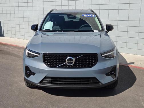 2023 Volvo XC40 B5 Ultimate Dark Theme
