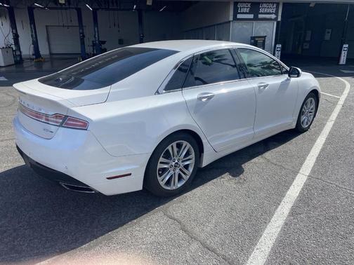 White Platinum Tri-Coat Metallic 2016 Lincoln MKZ Base
