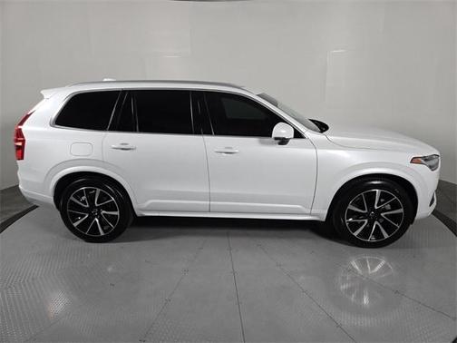 2022 Volvo XC90 T6 Momentum 7 Passenger