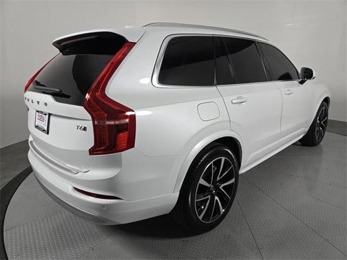 2022 Volvo XC90 T6 Momentum 7 Passenger