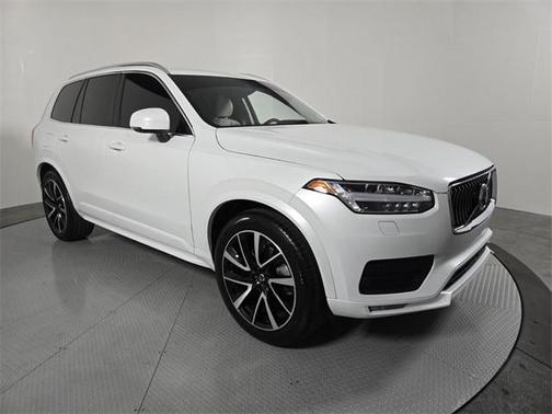 2022 Volvo XC90 T6 Momentum 7 Passenger