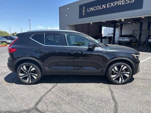 Onyx Black Metallic 2023 Volvo XC40 B5 Ultimate Bright Theme