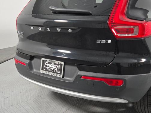 Onyx Black Metallic 2023 Volvo XC40 B5 Ultimate Bright Theme