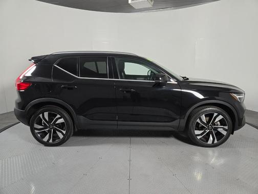 Onyx Black Metallic 2023 Volvo XC40 B5 Ultimate Bright Theme