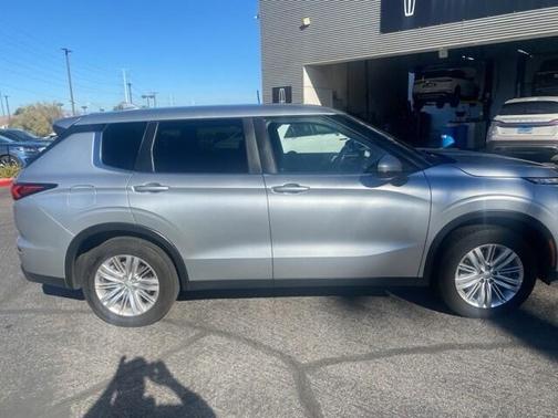 2022 Mitsubishi Outlander ES