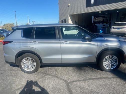 2022 Mitsubishi Outlander ES