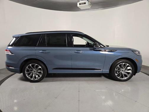 Whisper White 2026 Lincoln Aviator Premiere