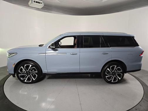 Gray Mist Metallic 2026 Lincoln Navigator Reserve