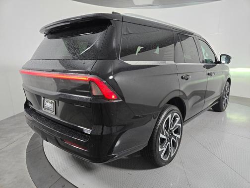 Infinite Black Metallic 2026 Lincoln Navigator Black Label