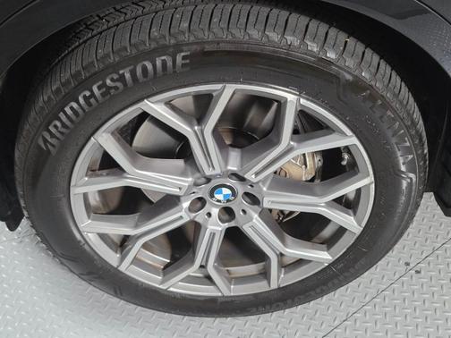 Black Sapphire Metallic 2023 BMW X7 xDrive40i