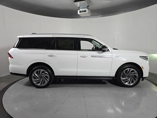 Star White 2026 Lincoln Navigator Premiere