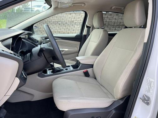 Oxford White 2019 Ford Escape SE