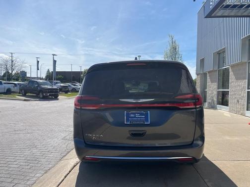 2022 Chrysler Pacifica Touring-L