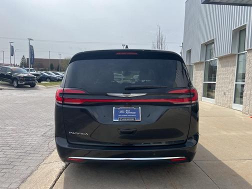 2022 Chrysler Pacifica Touring-L
