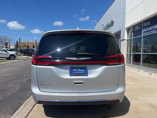 2022 Chrysler Pacifica Touring-L