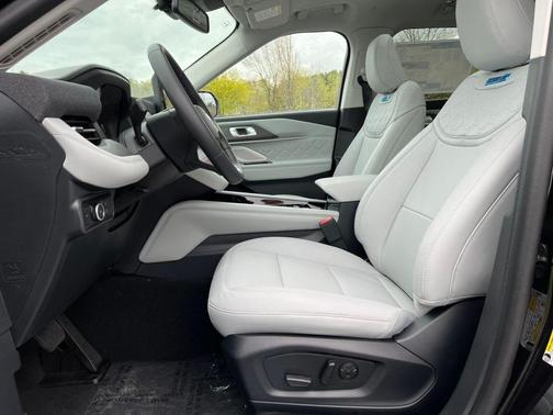 Agate Black Metallic 2026 Ford Explorer Platinum