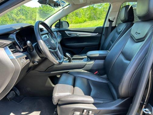 Stellar Black Metallic 2017 Cadillac XT5 Luxury