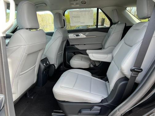 Agate Black Metallic 2026 Ford Explorer Active