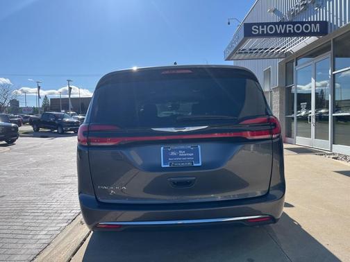 2022 Chrysler Pacifica Touring-L