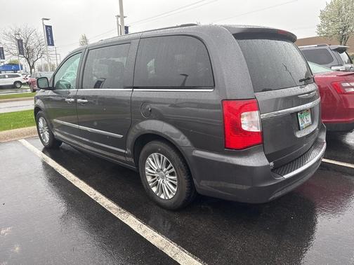 2016 Chrysler Town & Country Touring-L